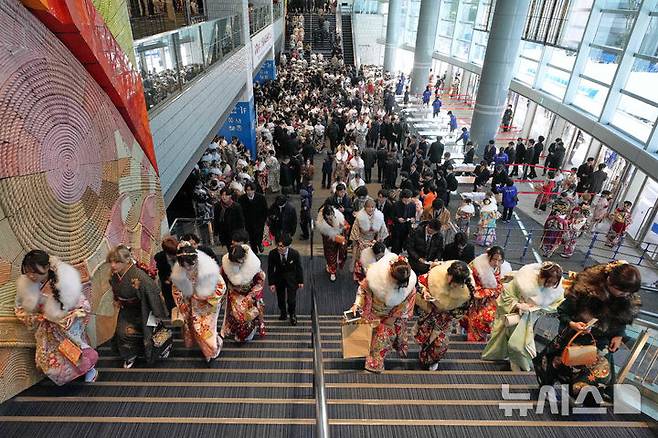[요코하마=AP/뉴시스] 성년의 날인 12일 일본 요코하마에서 성년이 된 청년들이 성인식 행사장에 도착하고 있다. 일본은 매년 1월 두 번째 월요일이 성년의 날로 법정 공휴일이다. 2026.01.13.