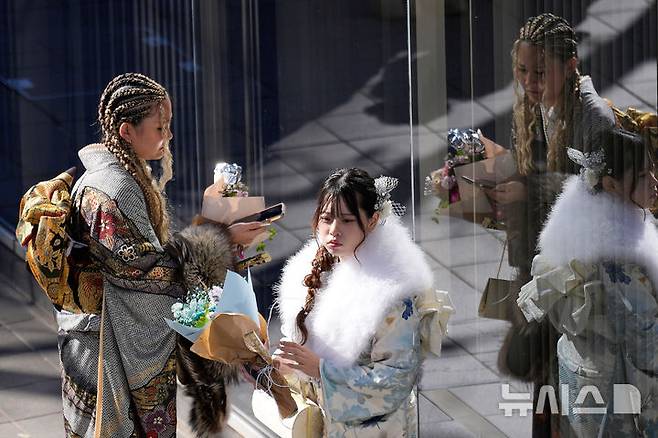 [요코하마=AP/뉴시스] 성년의 날인 12일 일본 요코하마에서 성년이 된 청년들이 성인식 행사장에 도착하고 있다. 일본은 매년 1월 두 번째 월요일이 성년의 날로 법정 공휴일이다. 2026.01.13.