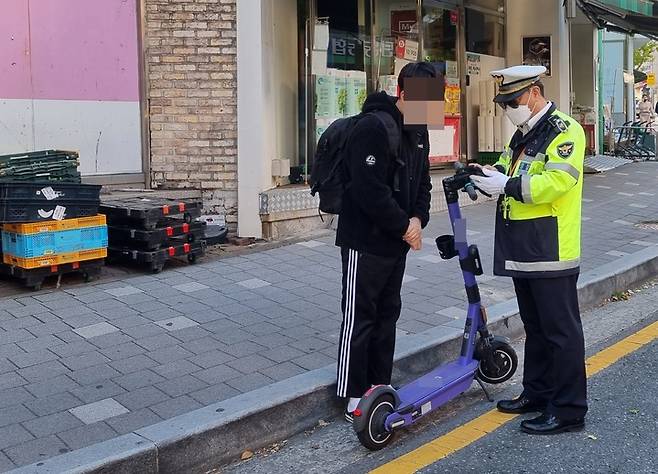 교통법규 위반 개인형이동장치(PM) 단속 모습. 기사 내용과 관련 없음. *재판매 및 DB 금지