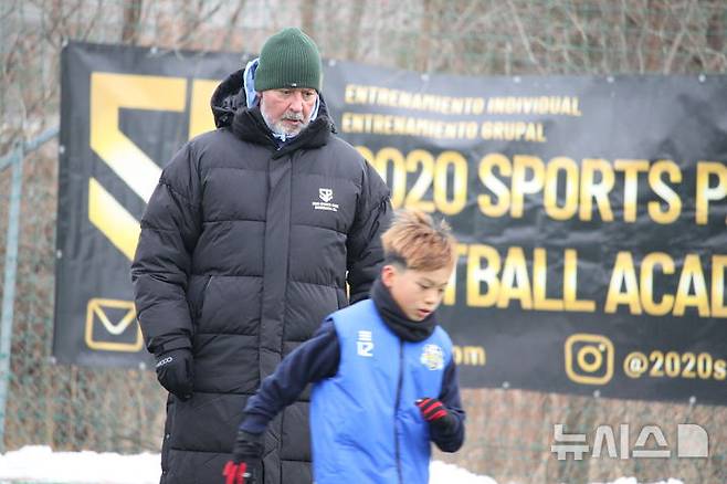 [천안=뉴시스] 최영민 기자= 12일 충남 천안시의 한 풋살장에서 열린 '2020 스포츠파크바르셀로나와 함께 하는 한국 유소년 축구캠프'에서 스페인 현지에서 온 코치가 선수들의 훈련 움직임을 보고 있다. 이번 캠프는 오는 17일까지 진행될 예정이다. 2026.01.12 ymchoi@newsis.com