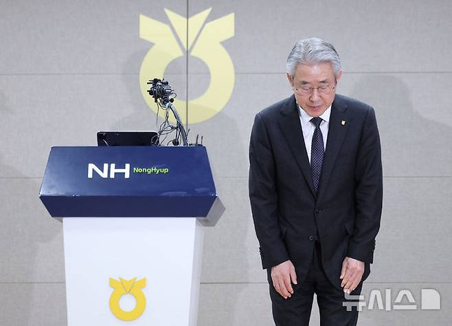 [서울=뉴시스] 김진아 기자 =  강호동 농협중앙회장이 13일 서울 중구 농협중앙회 본관에서 대국민 사과문을 발표하던 중 고개숙여 사과 인사를 하고 있다. 농협중앙회와 농협재단은 임직원 성비위와 업무상 배임을 자체 적발하고도 이를 수사기관에 고발하지 않고, 공금으로 임직원의 형사사건 변호사비를 지원하거나 1박에 200만원이 넘는 출장비를 사용하는 등 내부통제 부실과 방만한 경비 집행 실태가 정부 감사 결과 드러났다. 2025.01.13. bluesoda@newsis.com