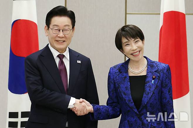 [나라=뉴시스] 고범준 기자 = 이재명 대통령과 다카이치 사나에 일본 총리가 13일(현지 시간) 나라현 회담장에서 한일 확대 정상회담 기념촬영을 하고 있다. 2026.01.13. bjko@mewsis.com