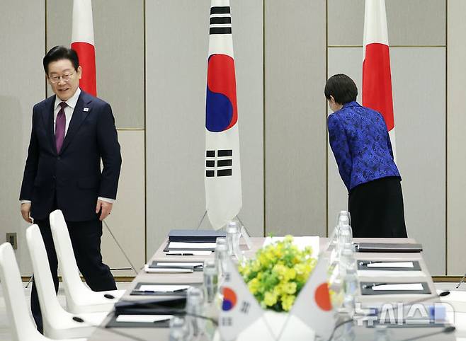 [나라=뉴시스] 고범준 기자 = 다카이치 사나에 일본 총리가 13일(현지 시간) 나라현 회담장에서 열린 이재명 대통령과 한일 확대 정상회담에서 기념촬영을 마친 뒤 태극기를 향해 예를 표하고 있다. 2026.01.13. bjko@mewsis.com