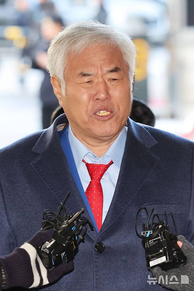 [서울=뉴시스] 권창회 기자 = 전광훈 사랑제일교회 목사가 13일 오전 서울 마포구 서울서부지법에서 열린  구속 전 피의자 심문(영장실질심사)에 출석하고 있다. 2025.01.13. kch0523@newsis.com