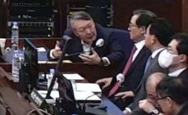 [서울=뉴시스] 12·3 비상계엄 관련 내란 우두머리 혐의로 기소된 윤석열 전 대통령이 13일 서울 서초구 서울중앙지법에서 열린 1심 결심공판에 출석해 있다. (사진=서울중앙지법 제공) 2026.01.13. photo@newsis.com *재판매 및 DB 금지