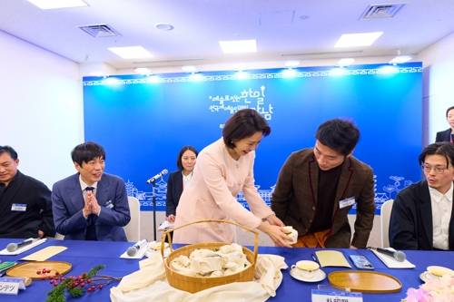 김혜경 여사, 재일 한국계 문화예술인들과 간담회 김혜경 여사, 재일 한국계 문화예술인들과 간담회     (나라=연합뉴스) 김도훈 기자 = 이재명 대통령과 함께 일본을 방문한 김혜경 여사가 13일 일본 나라컨벤션센터에서 열린 재일 한국계 예술인 간담회에서 한국에서 손수 준비한 다과를 나눠주고 있다. 2026.1.13 [공동취재 제공. 재판매 및 DB 금지]     superdoo82@yna.co.kr (끝)   <저작권자(c) 연합뉴스, 무단 전재-재배포, AI 학습 및 활용 금지>