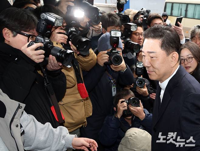 공천헌금 수수 등 각종 비위 의혹을 받는 더불어민주당 김병기 전 원내대표가 12일 서울 여의도 중앙당사에서 열린 윤리심판원 첫 회의에 출석하고 있다. 황진환 기자