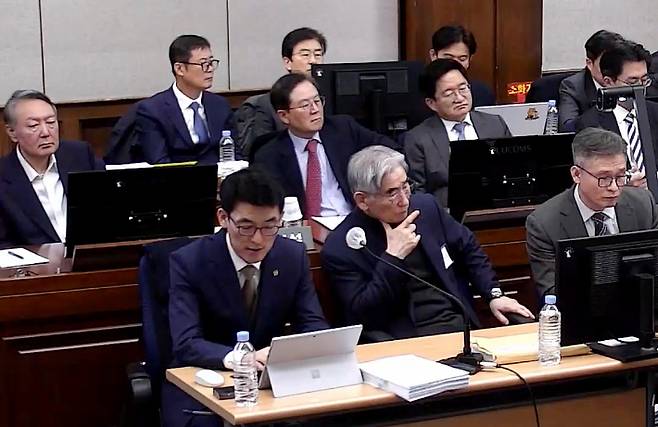 12·3 비상계엄 관련 내란 우두머리 혐의로 기소된 윤석열 전 대통령과 내란 중요임무 종사 혐의를 받는 김용현 전 국방부 장관 등 내란 관련자 8명이 9일 서초구 서울중앙지방법원 417호 형사대법정에서 열린 윤 전 대통령의 내란 우두머리 혐의, 김 전 장관을 비롯한 군·경 수뇌부 7명의 내란 중요임무 종사 혐의 등 사건의 결심 공판에 출석하고 있다. 서울중앙지법 제공