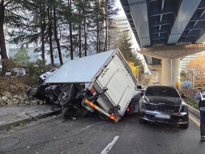 13일 부산 백양관문로 화물차 사고 현장. 부산경찰청 제공