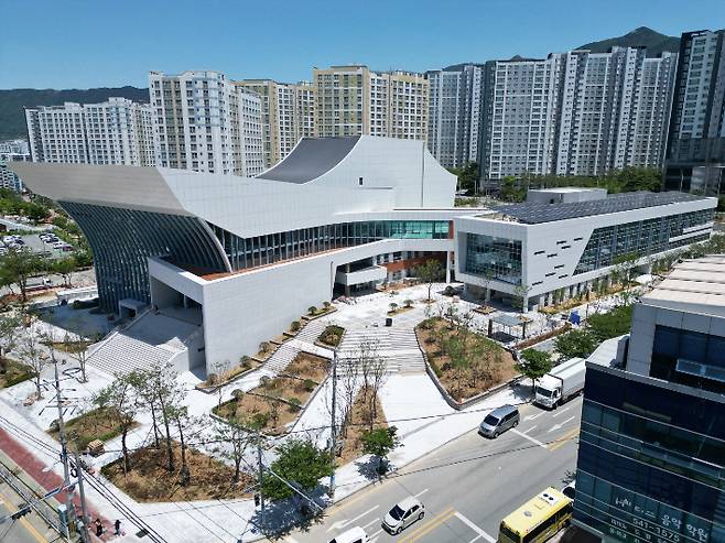 진해아트홀. 창원시 제공