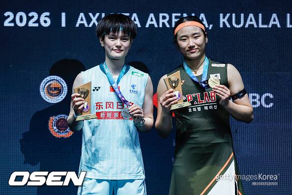 KUALA LUMPUR, MALAYSIA - 2026/01/11: An Se Young of Korea (R) and Wang Zhi Yi of China pose with the medal on the podium after the Women's Singles Final match of the Petronas Malaysia Open 2026 at Axiata Arena. An Se Young won with scores; 21/24 : 15/22. (Photo by Wong Fok Loy/SOPA Images/LightRocket via Getty Images)