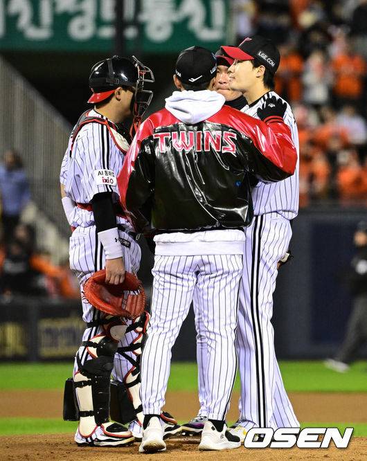 [OSEN=잠실, 이대선 기자] 27일 오후 서울 잠실야구장에서 2025 신한 SOL Bank KBO리그 포스트시즌 한국시리즈 2차전 LG 트윈스와 한화 이글스의 경기가 열렸다.LG는 임찬규, 한화는 류현진을 선발 투수로 내세웠다.1회초 1사에서 마운드를 방문한 LG 김광삼 코치가 임찬규와 이야기를 나누고 있다. 2025.10.27 /sunday@osen.co.kr