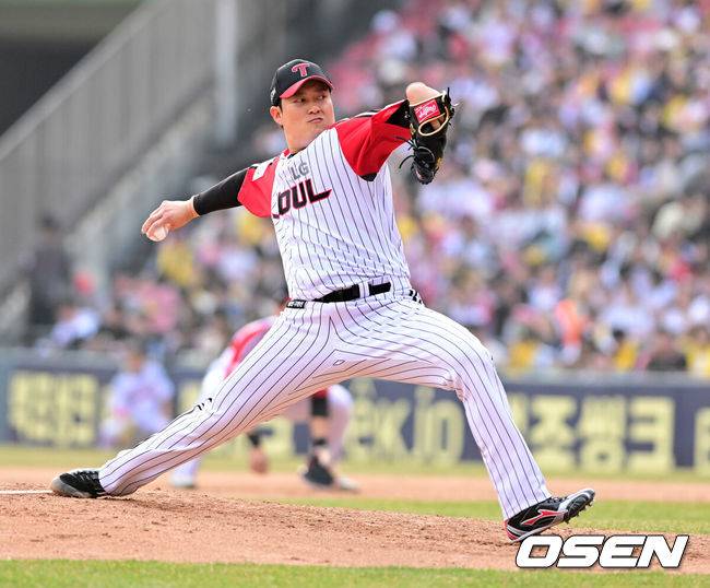 [OSEN=잠실, 지형준 기자] 프로야구 LG 트윈스가 개막 2연승을 달렸다. 롯데 자이언츠는 2연패를 당했다. LG는 23일 서울 잠실구장에서 열린 2025 KBO리그 롯데와 홈 경기에서 10-2로 크게 승리했다. 전날 12-2 승리에 이어 개막 2연승. 9회초 LG 김강률이 역투하고 있다. 2025.03.23 / jpnews@osen.co.kr