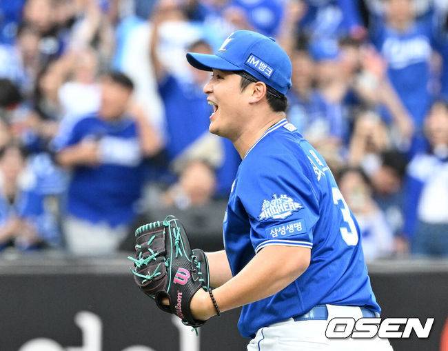 [OSEN=대전, 이대선 기자] 19일 오후 대전 한화생명볼파크에서 2025 신한 SOL Bank KBO리그 포스트시즌 플레이오프 2차전 한화 이글스와 삼성 라이온즈의 경기가 열렸다.한화는 라이언 와이스, 삼성은 최원태를 선발 투수로 내세웠다.7회말 2사에서 삼성 최원태가 한화 권광민을 삼진 처리하고 환호하고 있다. 2025.10.19 /sunday@osen.co.kr