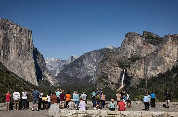 미국 요세미티국립공원의 경치를 감상하는 관광객들. 사진 카를로스 아빌라 곤잘레스.