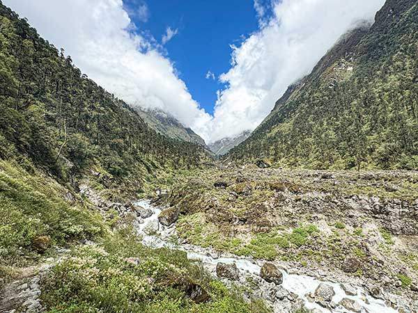 마칼루 바룬국립공원에 들어서자 마주한 계곡 트레킹 구간은 메라피크의 백미였다.