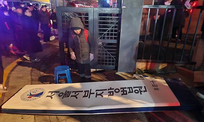 지난 2025년 1월 19일 내란 우두머리 혐의로 윤석열 당시 대통령이 구속된 가운데 서울 마포구 서울서부지방법원에서 지지자들의 난동으로 법원 현판이 떨어져 있다. 연합뉴스