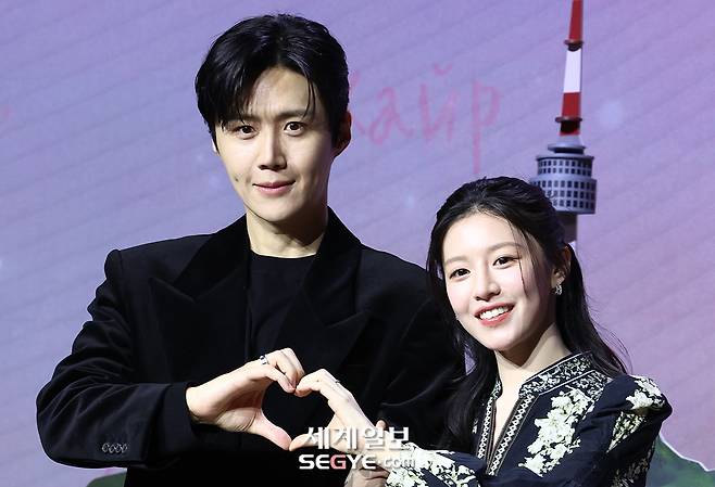 배우 김선호(왼쪽)와 고윤정이 13일 서울 강남구 조선 팰리스 서울 강남에서 열린 넷플릭스 드라마 '이 사랑 통역 되나요?' 제작발표회에 참석해 포즈를 취하고 있다. 한윤종 기자