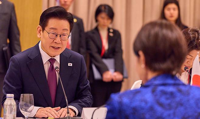 이재명 대통령이 13일 일본 나라현 회담장에서 열린 다카이치 사나에 일본 총리와의 확대정상회담에서 모두발언을 하고 있다. 청와대사진기자단