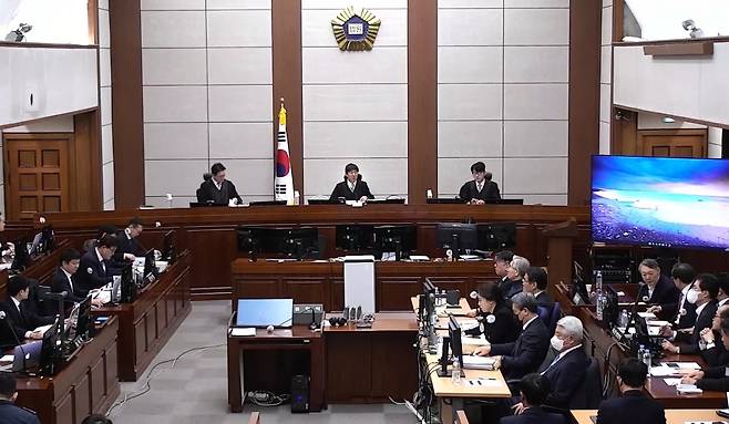 12·3 비상계엄 관련 내란 우두머리 혐의로 기소된 윤석열 전 대통령과 내란 중요임무 종사 혐의를 받는 김용현 전 국방부 장관 등이 13일 서울 서초구 서울중앙지방법원 417호 형사대법정에서 열린 윤 전 대통령의 내란 우두머리 혐의 결심공판에 출석해 있다. 서울중앙지법 제공