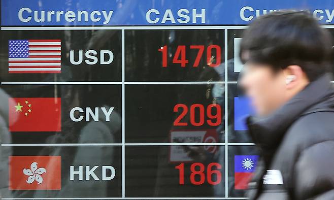 13일 서울 중구 명동 환전소 전광판에 나오는 원·달러 환율 시세. 뉴스1