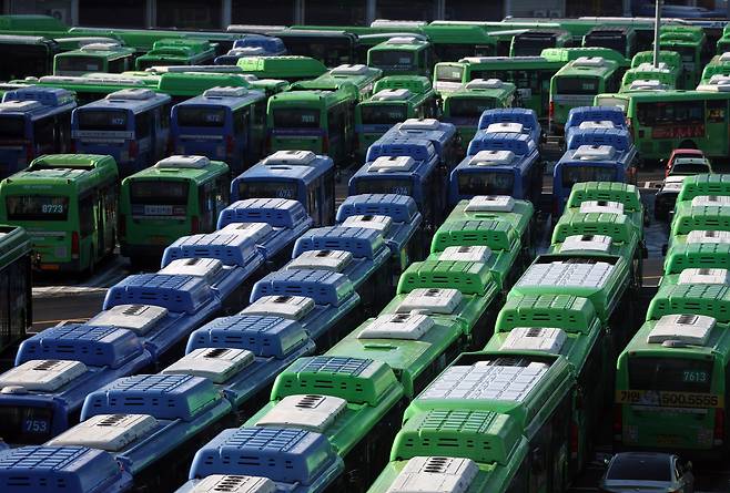 서울 시내버스 노동조합이 무기한 전면파업에 돌입한 13일 서울 한 버스공영차고지에 서울 시내 버스들이 주차돼 있다. 연합뉴스