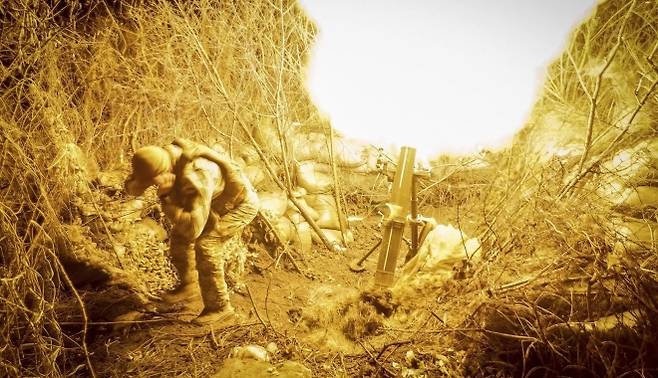 우크라이나군이 러시아 진지를 향해 120mm 박격포를 발사하고 있다. AP연합뉴스 자료사진