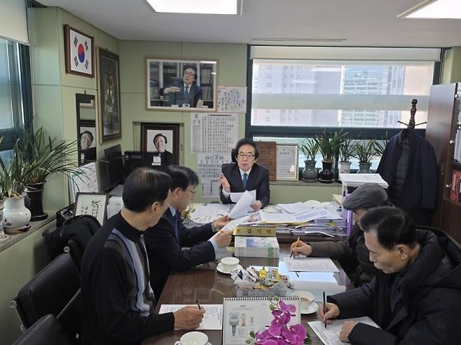 2026년 마포지역 신문사 초청 신년 기자간담회에서 발언중인 김기덕 의원(가운데)