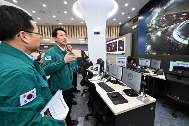 오세훈 서울시장은 13일 새벽 재난안전상황실을 찾아 비상수송대책을 점검했다. 사진제공=서울시