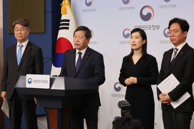 박수근 중앙노동위원장이 13일 서울 종로구 정부서울청사 별관에서 열린 고용노동부·경제사회노동위원회·중앙노동위원회 정책간담회 사후 브리핑에서 발언하고 있다. 왼쪽부터 김지형 경사노위원장, 박 위원장, 수어 통역사, 김영훈 노동부 장관. 연합뉴스