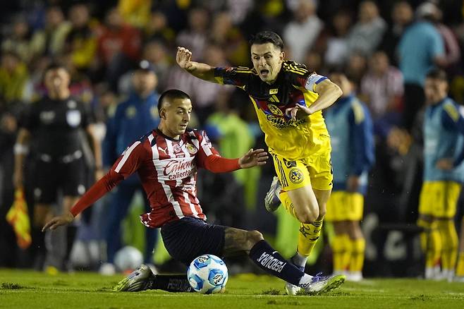 멕시코 매체들은 북중미월드컵을 앞두고 미드필더 알바로 피달고(오른쪽)의 멕시코 대표팀 발탁 여부에 촉각을 기울이고 있다. AP뉴시스