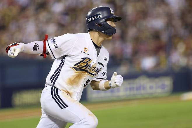 두산 조수행(왼쪽)은 첫 FA 계약 규모에 대한 부정적인 의견에 대해&nbsp;“인식은 내가 바꿔야 한다”고 이를 악물었다. 사진제공ㅣ두산&nbsp;베어스