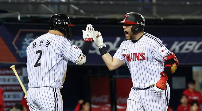 LG 오스틴 딘(오른쪽)과 문보경. 뉴시스