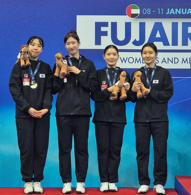 펜싱 여자 에페 대표팀 박진주, 임태희, 송세라, 이혜인(왼쪽부터)이 11일(한국시간) UAE 푸자이라에서 열린 FIE 월드컵 단체전서 은메달을 차지한 뒤 기념 촬영을 하고 있다. 사진제공｜대한펜싱협회