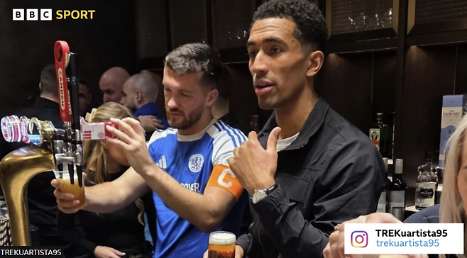 “샤워도 안 하고 유니폼 입은 채, 맥주를 직접 따라 마시더라”…6부 맥클스필드, 디펜딩 챔프 격파 뒤 ‘난장판’ 축하 파티