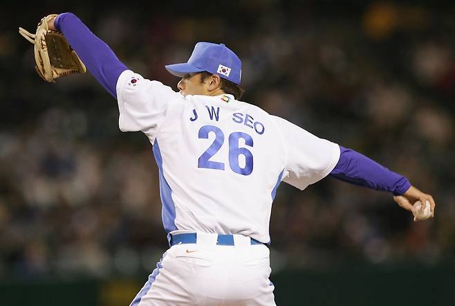 서재응 NC 수석코치가 2006년 월드베이스볼클래식(WBC)에서 멕시코전 선발 투수로 등판해 투구하고 있다. 게티이미지