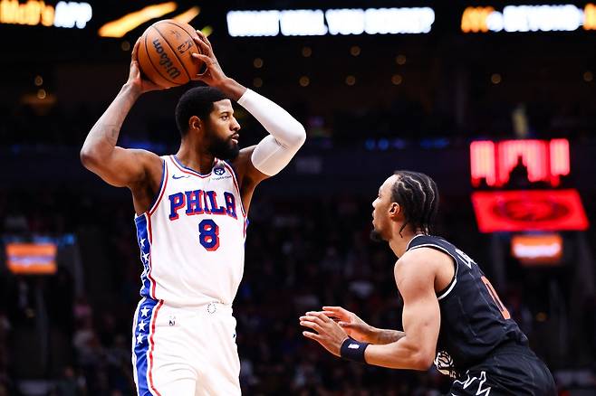 폴 조지(왼쪽)가 13일 캐나다 온타리오주 토론토의 스코티아뱅크 아레나에서 열린 토론토 랩터스와 2025~2026 미국프로농구 정규리그 원정 경기에서 패스할 곳을 찾고 있다. 토론토 | AFP연합뉴스