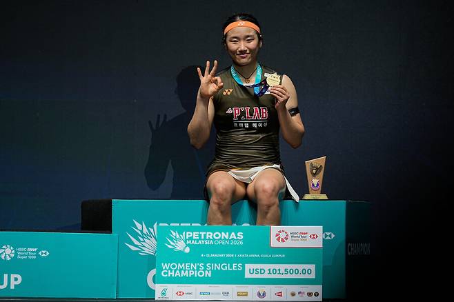 ▲ 안세영은 더이상 설명이 필요없는 셔틀콕 여제가 됐다. 지난해에만 11개의 우승 트로피를 쓸어모으면서 일본 남자 배드민턴의 전설 모모타 겐토가 2019년에 세웠던 한 시즌 최다승(단식 기준) 기록과 어깨를 나란히 했다. 이런 안세영보다 더 많은 우승을 한 진짜 신기록 작성자가 한국 남자복식에도 있다.&nbsp;ⓒ연합뉴스/AP