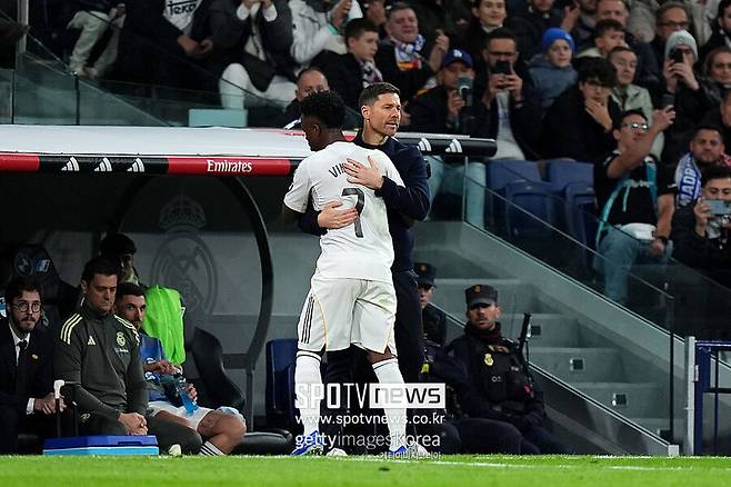 ▲ 'BBC'는 "비니시우스 주니오르의 부진이 파국의 서막이었다"고 진단하면서 “비니시우스는 자신의 폼이 떨어지자 새 감독을 탓했고, 엘 클라시코에서 교체되자 노골적으로 불만을 표출했다. 이후 그는 감독만 쏙 빼놓고 나머지 동료들에게만 사과하는 촌극을 빚기도 했다. 재계약 협상은 알론소의 거취가 결정될 때까지 중단됐다”라고 알렸다.