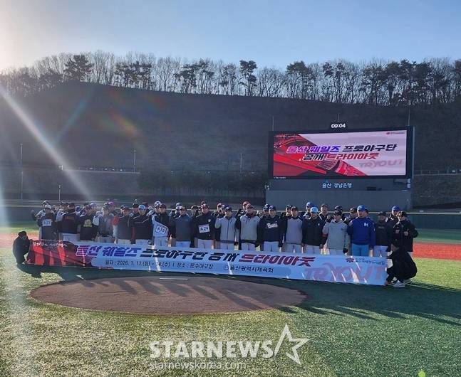 13일 오전 응시를 앞두고 기념촬영을 하고 있는 모습. /사진=박수진 기자