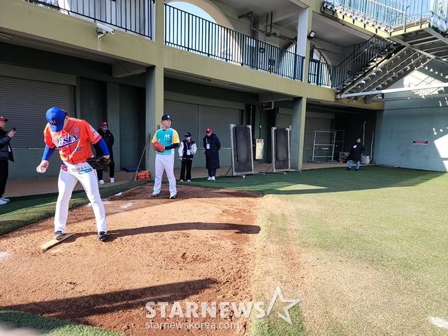 피칭을 진행하고 있는 고바야시 주이(왼쪽)과 오카타 아키타케. /사진=박수진 기자