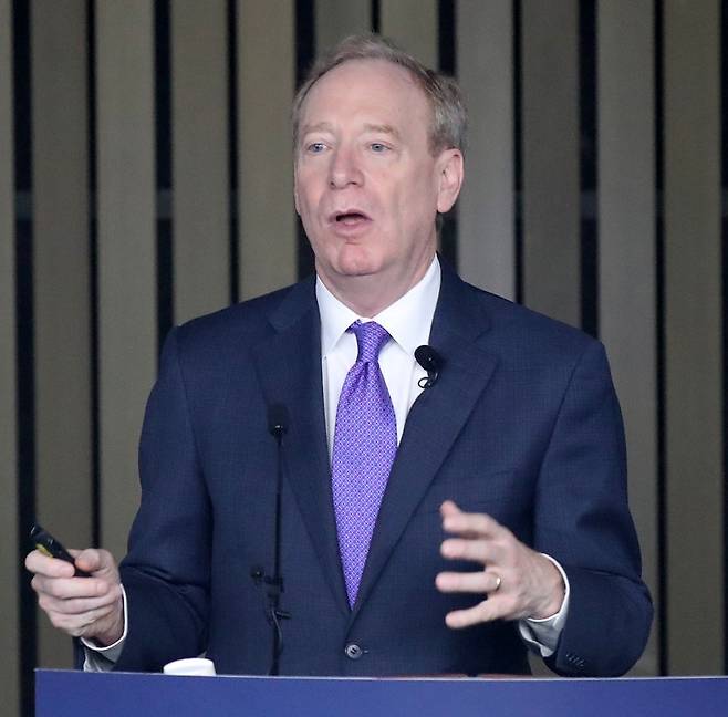 브래드 스미스 MS 사장이 중국 인공지능 기업의 약진을 경계해야 한다고 강조했다.[사진 | 뉴시스]