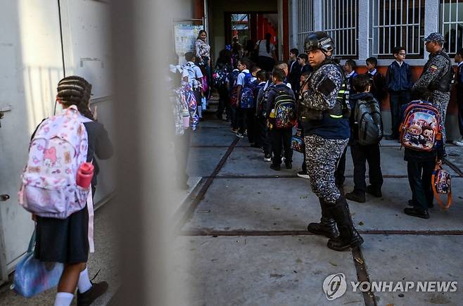 12일(현지시간) 등교하는 베네수엘라 학생들 [카라카스 AFP=연합뉴스. 재판매 및 DB 금지]