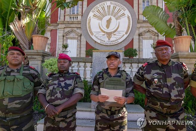 정권 장악 선언하는 마다가스카르 캡사트 부대의 마이클 랜드리아니리나 대령 [AP 연합뉴스 자료사진 재판매 및 DB 금지]