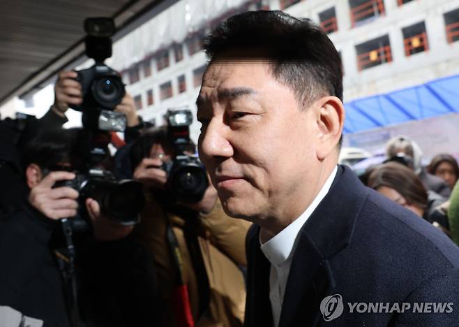 윤리위 출석하는 김병기 의원 (서울=연합뉴스) 이동해 기자 = 공천헌금 수수 등 각종 비위 의혹을 받는 더불어민주당 김병기 의원이 12일 서울 여의도 중앙당사에서 열린 윤리위원회에 출석하고 있다. 2026.1.12 eastsea@yna.co.kr