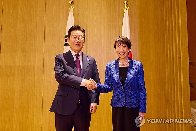 일본에서 열린 한-일 소인수 회담 (나라=연합뉴스) 김도훈 기자 = 이재명 대통령과 다카이치 사나에 일본 총리가 13일 일본 나라현 정상회담장에서 소인수 회담 전 악수를 하고 있다. 2026.1.13 [공동취재 제공. 재판매 및 DB 금지] superdoo82@yna.co.kr