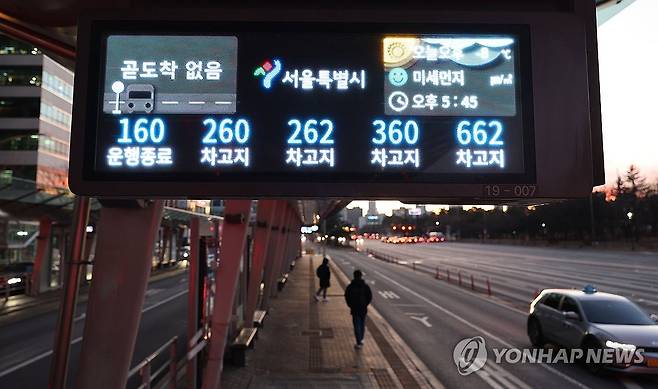 '퇴근 버스는 차고지에' (서울=연합뉴스) 한종찬 기자 = 서울 시내버스가 총파업에 돌입한 13일 서울 여의도환승센터가 한산하다. 2026.1.13 saba@yna.co.kr