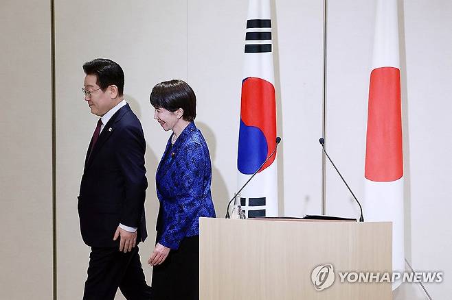 공동언론발표 마친 한일 정상 (나라=연합뉴스) 김도훈 기자 = 이재명 대통령과 다카이치 사나에 일본 총리가 13일 일본 나라현 정상회담장에서 공동언론발표 후 이동하고 있다. 2026.1.13 superdoo82@yna.co.kr