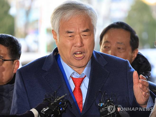 질문에 답하는 전광훈 목사 (서울=연합뉴스) 최재구 기자 = 사랑제일교회 전광훈 목사가 13일 서울서부지방법원에서 열린 구속 전 피의자 심문에 출석하며 기자의 질문에 답하고 있다. 2026.1.13 jjaeck9@yna.co.kr