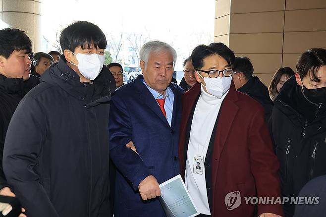 전광훈 목사 구속 심사 (서울=연합뉴스) 최재구 기자 = 사랑제일교회 전광훈 목사가 13일 서울서부지방법원에서 열린 구속 전 피의자 심문(영장실질심사)에 출석하고 있다. 
    전 목사는 윤석열 전 대통령 지지자들을 부추겨 지난해 1월 19일 윤 전 대통령이 구속된 직후 영장을 발부한 서울서부지법에 난입해 집기를 부수고 경찰을 폭행하게 한 혐의를 받는다. 2026.1.13 jjaeck9@yna.co.kr